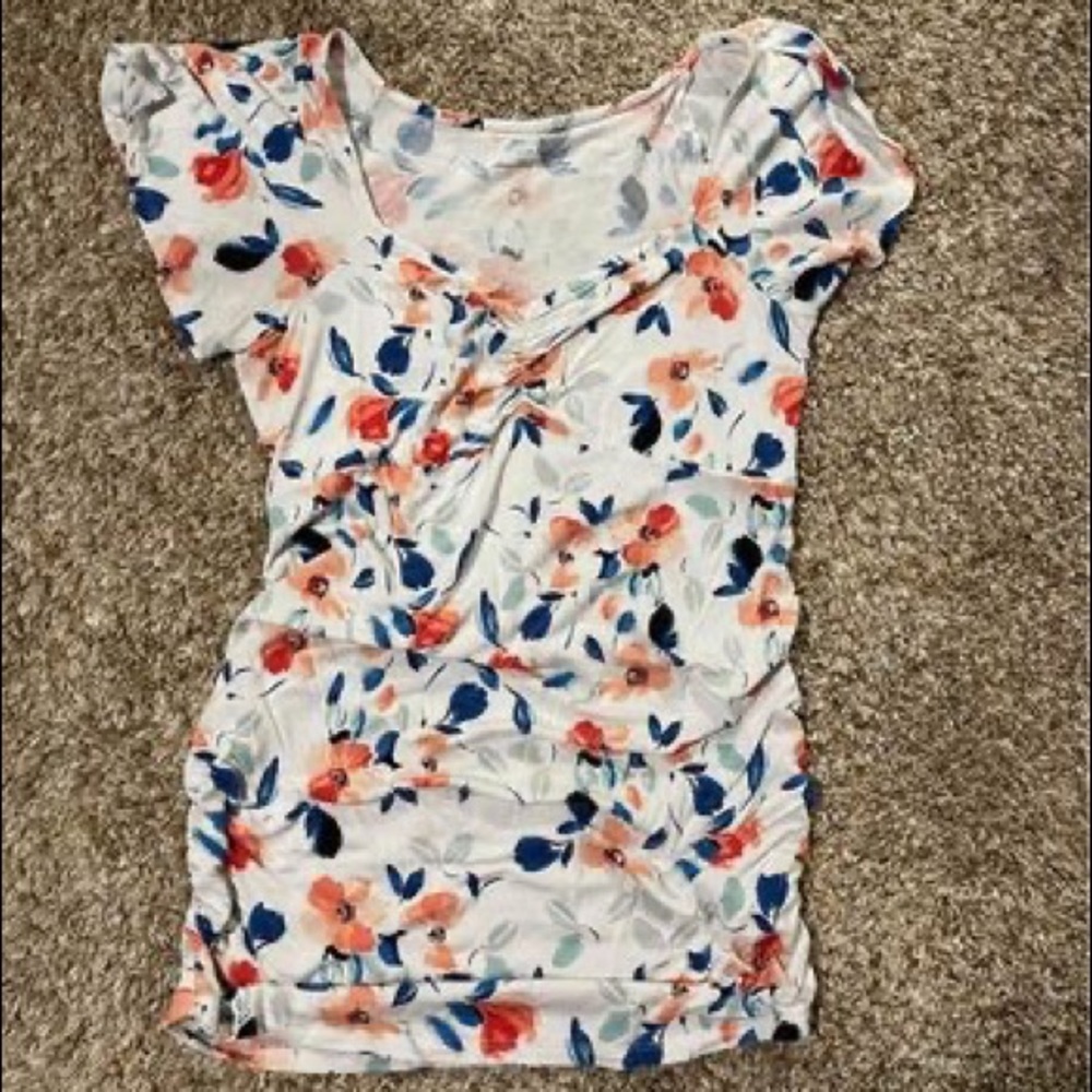 Jessica Simpson maternity shirt